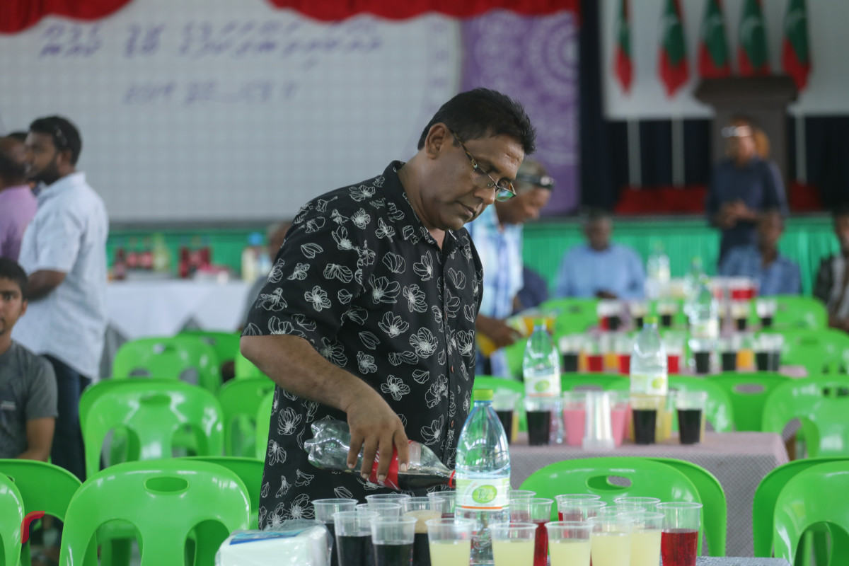 11 އޮގަސްޓު 2019/ ހއ.ހޯރަފުށި --ރށުގެ އެންމެން އެކުގައި މެންދުރުގެ ކެއުމަށް އިންސާފު ކުރަނީ. މި ޖާފަތުގައި ގިނަ އަދަދެއްގެ މީހުން ވަނީ ބައިވެރި ވެފަ-- ފޮޓޯ: ޝުއައިބް މުހައްމަދު