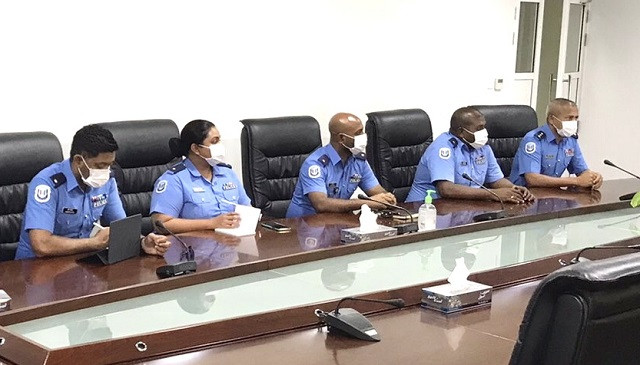 ސައުތު ޕޮލިސް ޑިވިޜަންގެ ކޮމާންޑަރާއި އައްޑޫ ސީޓީ ޕޮލިސް ސްޓޭޝަންތަކާ އަލަށް ހަވާލުވެލެއްވި ކޮމިޝަންޑް އޮފިސަރުންނާއި އައްޑޫ ސިޓީގެ ކޮމާންޑަރު އައްޑޫ ސިޓީ ކައުންސިލް މެމްބަރުންނާ އެކު ބޭއްވި ބައްދަލުވ