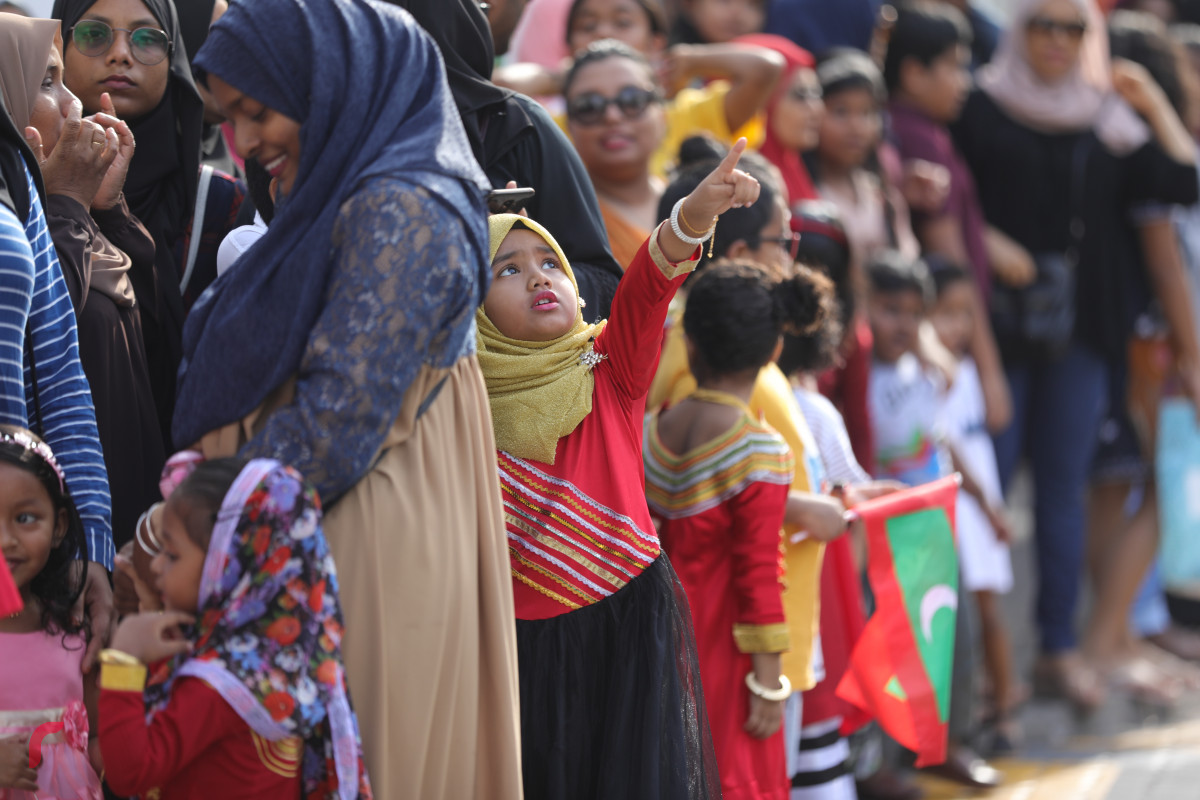 27 ޖުލައި 2019 --ގިނަ އަދަދެއްގެ ކުޑަކުދިންނާއި ބޮޑެތި މީހުން މިނިވަން ކަމާއެކީ މަގުތައް މައްޗައް ނިކުމެ އުފާފާޅުކުރަނީ-- ފޮޓޯ: ޝުއައިބް މުހައްމަދު