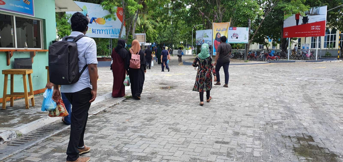 ފުރަބަންދުގެ ޙާލަތަށް ލުއި ދިނުމުގެ ދެވަނަ މަރުހަލާގެ ތެރެއިން ވިލިމާލެ - ފުރަބަންދުގައި ގޭގައި 2 މަސްވަންދެން ތިބުމަށްފަހު ބޭރަށް ނުކުމެވުމުން ވަރަށް ގިނަބަޔަކަށް އުފާވެރިކަން ގެނުވި - ފޮޓޯ: ރާއްޖެއެމްވީ