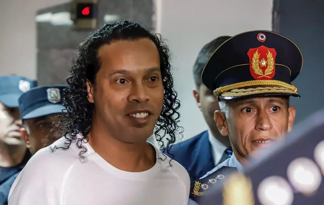 ރޮނާލްޑީނިއޯ (ވ) ބްެރޒިލްގެ ފުލުހަކާއެކު ކޯޓަށް ދަނީ