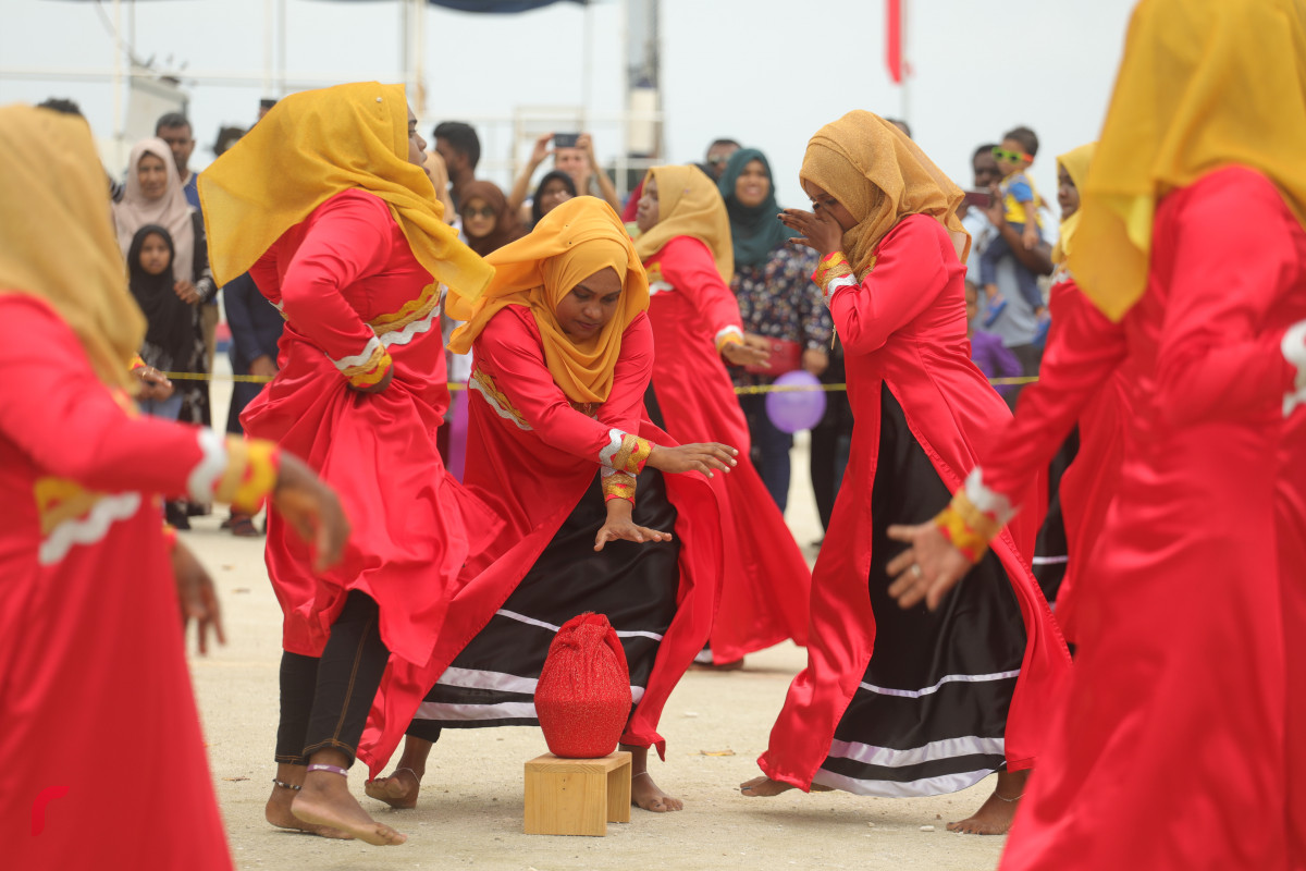 12 އޯގަސްޓް 2019/ ހއ.ހޯރަފުށި --ހޯރަފުށީގައި ކުރިޔަށް ގެންދެވުން އަންހެންވެރިންގެ ދަފި ނެގުމުގެ ހަރަކާތުގެ ތެރެއިން. މި ހަރަކާތުގައި ވަނީ ހޯރަފުށީގެ ތާރީހު ދައްކުވައިދޭ ތަމްސީލެއްގެ އިތުރުން ސަގާފީ ހަރަކާތްތަކެއް ކުރިޔަށް ގެންގޮއްސައި-- ފޮޓޯ: ޝުއައިބް މުހައްމަދު