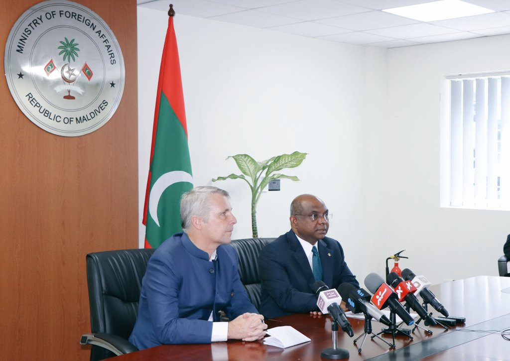 މިނިސްޓަރު ޝާހިދާއި ޖަރުމަނުގެ އެމްބެސެޑަރ ޖޯން ރޯޑް ގުޅިގެން ބޭއްވި ނޫސްވެރިންގެ ބައްދަލުވުމުގެ ތެރެއިން