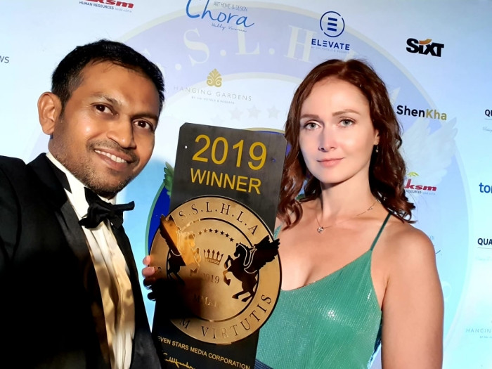 އިންޑިއަން އޯޝަންގެ ލީޑިންގ ޓުއަރ އޮޕަރޭޓަރަކަށް ލެޓްސް ގޯ މޯލްޑިވްސް ހޮވި އެ ކުންފުނީގެ މެނޭޖިންގ ޑިރެކްޓަރު މުހައްމަދު ރިޒާ (ވ) އެވޯޑާއި ހަވާލުވެވަޑައިގަންނަވަނީ / ފޮޓޯ: ޓުވިޓާ