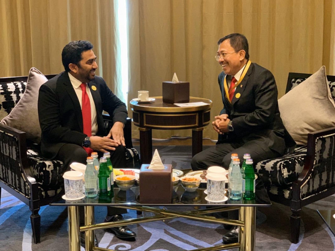 ހެލްތު މިނިސްޓަރ އިންޑޮނޭޝިއާގެ ހެލްތު މިނިސްޓަރާއި ބައްދަލު ކުރައްވަނީ