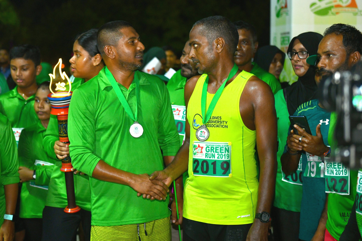 6 ޖުލައި 2019 --ރަން ނިންމާލުމަށްފަހު މިނިސްޓަރ މަހުލޫފްއާއި ރަންގެ ބައިވެރިން ސަލާމްކުރައްވަނީ- ފޮޓޯ: ރައީސް އޮފީސް