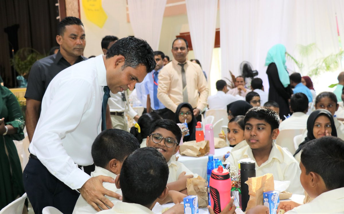 11 ޖޫން 2019 --ދަރިވަރުންނަށް ނާސްތާ ތިނުމުގެ ޕްރޮގްރާމް އިފްތިތާހު ކުރުމުގެ ރަސްމިއްޔާތުގެ ތެރެއިން. މި ރަސްމިއްޔާތު ކުރިޔަށްދިޔައީ ތާޖުއްދީން ސުކޫލްގައި. މި ރަސްމިއްޔާތު ޝަރަފްވެރި ކޮށްދެއްވީ ނައިބު ރައީސް ފައިސަލް ނަސީމް-- ފޮޓޯ: ރައީސް އޮފީސް