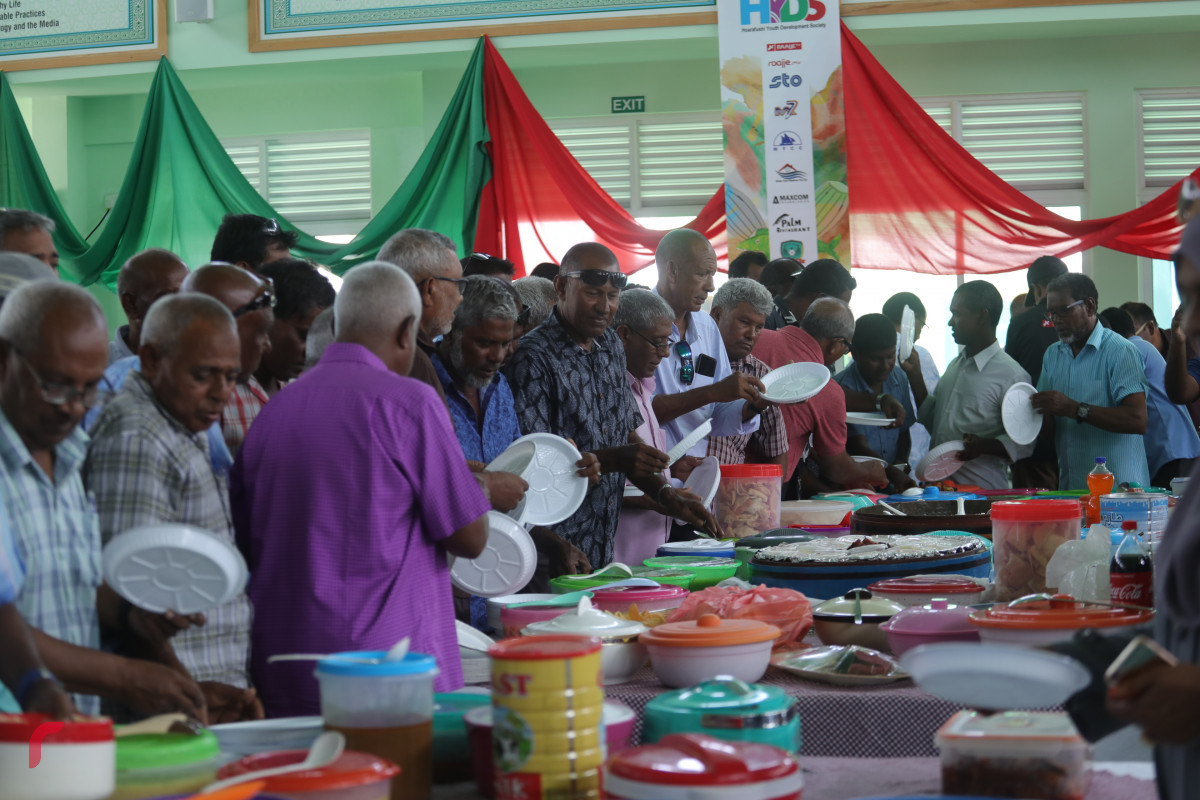 11 އޮގަސްޓު 2019/ ހއ.ހޯރަފުށި --ރށުގެ އެންމެން އެކުގައި މެންދުރުގެ ކެއުމަށް އިންސާފު ކުރަނީ. މި ޖާފަތުގައި ގިނަ އަދަދެއްގެ މީހުން ވަނީ ބައިވެރި ވެފަ-- ފޮޓޯ: ޝުއައިބް މުހައްމަދު