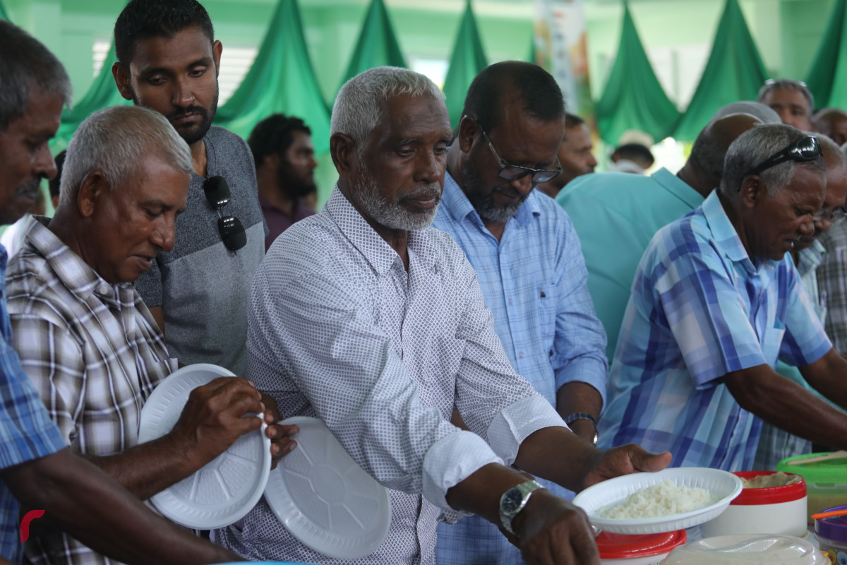 11 އޮގަސްޓު 2019/ ހއ.ހޯރަފުށި --ރށުގެ އެންމެން އެކުގައި މެންދުރުގެ ކެއުމަށް އިންސާފު ކުރަނީ. މި ޖާފަތުގައި ގިނަ އަދަދެއްގެ މީހުން ވަނީ ބައިވެރި ވެފަ-- ފޮޓޯ: ޝުއައިބް މުހައްމަދު