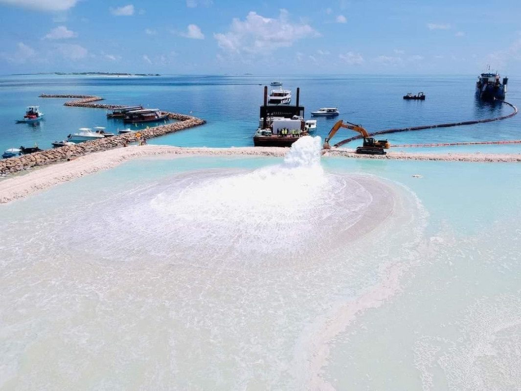 ކ. ގުރައިދޫ ބިން ހިއްކުމުގެ އަމަލީ މަސައްކަތް ފެށުން - މި މަޝްރޫޢުގެ ދަށުން ފަޅުފުންކޮށް ބިންހިއްކުމާއި، 1200 މީޓަރު ސަރަޙައްދެއްގައި ބޮޑުގަލުގެ ރިވެޓްމެންޓް ޖެހުން ހިމެނޭ - ފޮޓޯ: އެމްޓީސީސީ