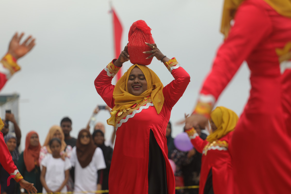 12 އޯގަސްޓް 2019/ ހއ.ހޯރަފުށި --ހޯރަފުށީގައި ކުރިޔަށް ގެންދެވުން އަންހެންވެރިންގެ ދަފި ނެގުމުގެ ހަރަކާތުގެ ތެރެއިން. މި ހަރަކާތުގައި ވަނީ ހޯރަފުށީގެ ތާރީހު ދައްކުވައިދޭ ތަމްސީލެއްގެ އިތުރުން ސަގާފީ ހަރަކާތްތަކެއް ކުރިޔަށް ގެންގޮއްސައި-- ފޮޓޯ: ޝުއައިބް މުހައްމަދު