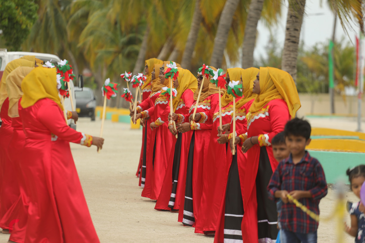 12 އޯގަސްޓް 2019/ ހއ.ހޯރަފުށި --ހޯރަފުށީގައި ކުރިޔަށް ގެންދެވުން އަންހެންވެރިންގެ ދަފި ނެގުމުގެ ހަރަކާތުގެ ތެރެއިން. މި ހަރަކާތުގައި ވަނީ ހޯރަފުށީގެ ތާރީހު ދައްކުވައިދޭ ތަމްސީލެއްގެ އިތުރުން ސަގާފީ ހަރަކާތްތަކެއް ކުރިޔަށް ގެންގޮއްސައި-- ފޮޓޯ: ޝުއައިބް މުހައްމަދު
