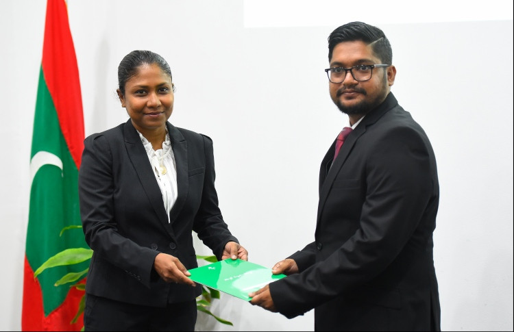 ޤާޟީ އާދަމް މުހައްމަދަށް ފަނޑިޔާރުކަމުގެ ފަތްކޮޅު ޖޭއެސްސީގެ ރައީސް ހިސާން ހުސެއިން ހަވާލުކޮށްދެއްވަނީ