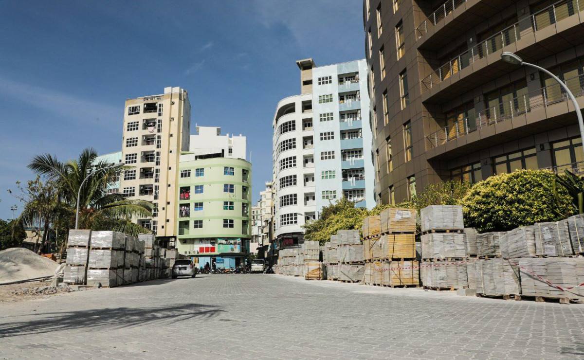 ވެހިކަލްތަކަށް ފަސޭހައިން ދުއްވޭނޭހެން ގައު އެތުރުމަށްފަހު ރަސްފަންނު ސަރަހައްދު އަލުން ހުޅުވާލުން - ކުރިން މި ސަރަހައްދު ތަރައްގީކޮށްފައި އޮތް ގޮތުން މާލެ ވަށާ ވެހިކަލްތަކަށް ދުއްވޭ ގޮތެއް ނޯވޭ - ފޮޓޯ: ރާއްޖެއެމްވީ