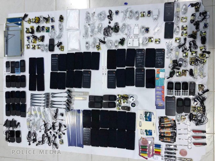 މީގެ ކުރިން ޖަލަށް ވައްދާފައިވާ ފޯނާއި ބައެއް އިލެކްޓްރޯނިކް ސާމާނުތައް (ފައިލް ފޮޓޯ)