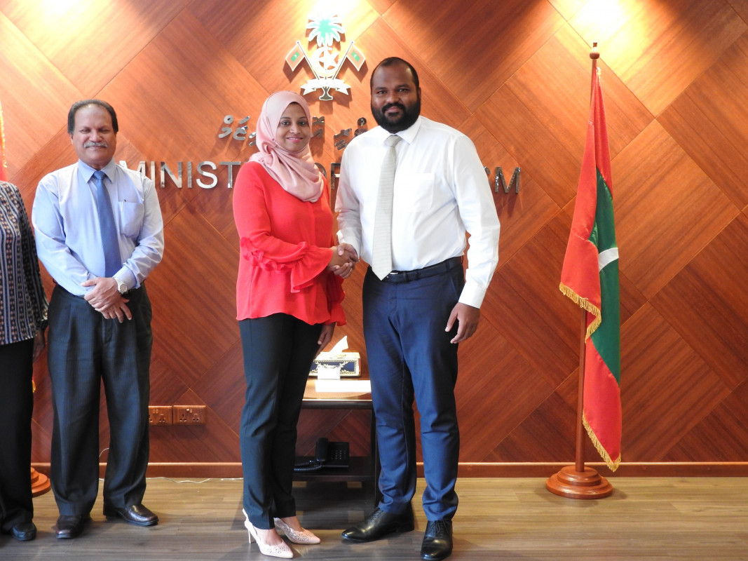 ސޫޒަންއާ ޓޫރިޒަމް މިނިސްޓަރު އަލީ ވަހީދުއާ އެކު