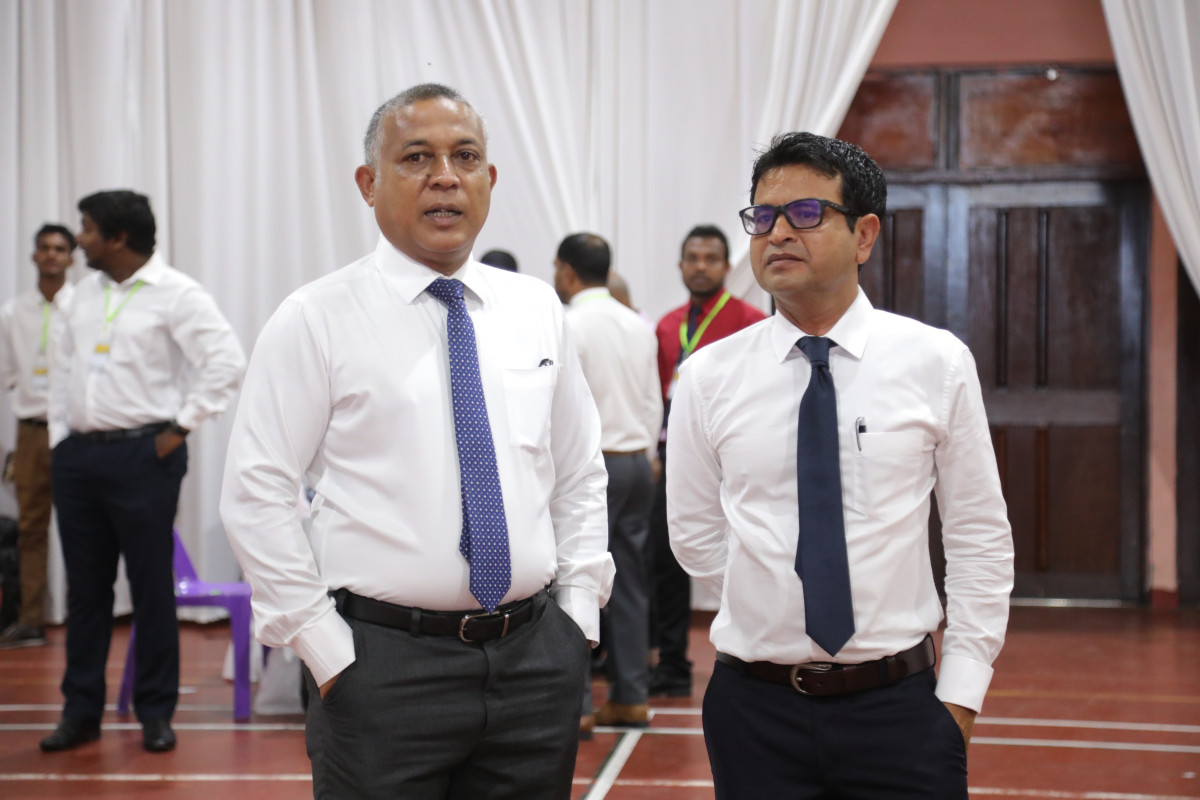 7 ސެޕްޓެމްބަރ 2019 --ހޯރަފުށީގެ މާސްޓަރ ޕްލޭން އެކުލަވާލުމަށް ބޭއްވުނު މަހާސިންތާގެ ތެރެއިން، ހޯރަފުށި ދާއިރާގެ މެމްބަރު އަހުމަދު ސަލީމް، އާއި މިނިސްޓަރ އޮފް ނޭޝަނަލް ޕްލޭނިންގ އެންޑް އިންފްރާސްޓްރަކްޗަރ މުހައްމަދު އަސްލަމް -- ފޮޓޯ: ޝުއައިބް މުހައްމަދު