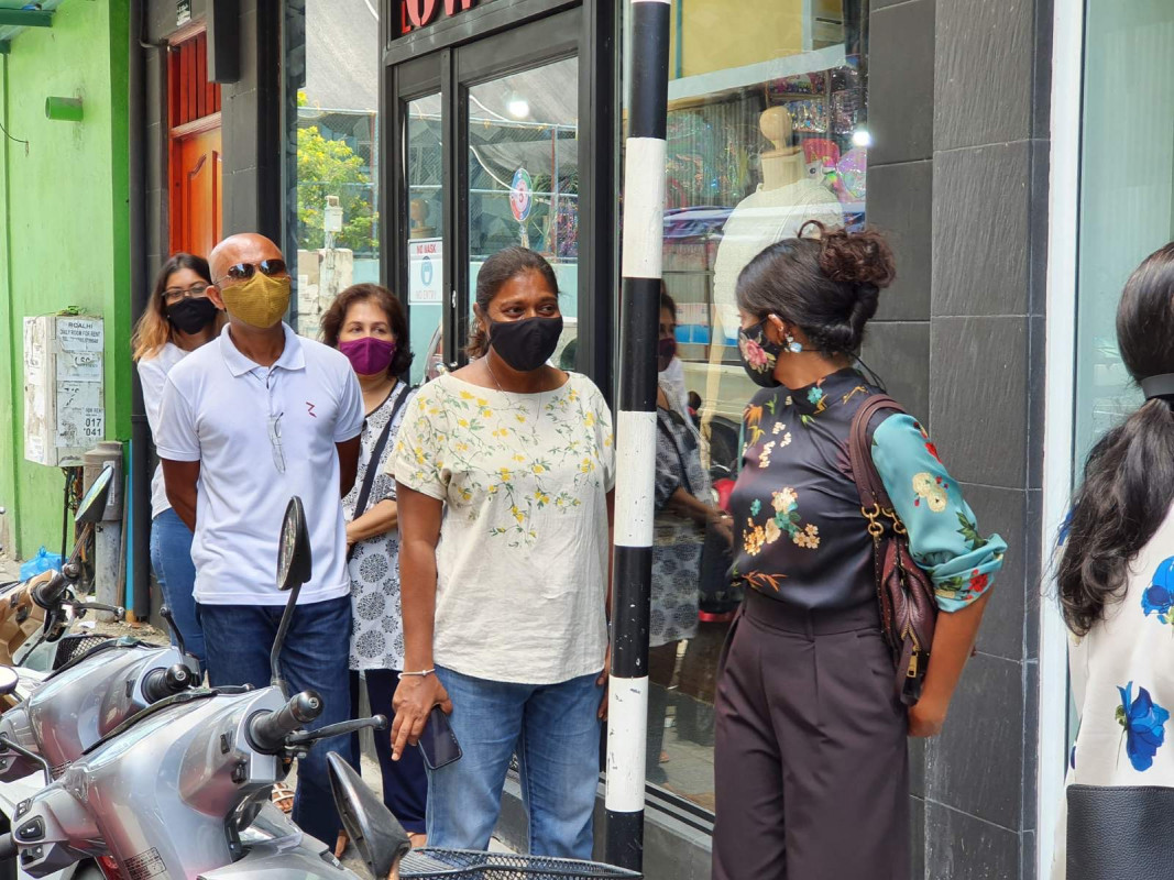 ރައީސް ނަޝީދު ލިޔުއްވި ދެރަދުން ފޮތް - އެކި ދުވަސްވަރު މަތިން ލިޔުއްވި މިފޮތް ނިންމާލެއްވުމަށް ލިބުނު އެންމެ ބޮޑު ފުރުސަތަކީ ކޮވިޑް ރޯގާ ކަމަށް އެމަނިކުފާނު ވިދާޅުވި - ފޮޓޯ: ރާއްޖެއެމްވީ