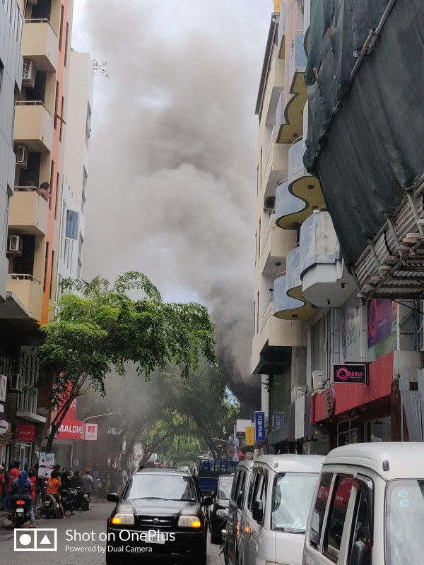 މިއަދު ހިނގި އަލިފާނުގެ ހާދިސާ: އަލިފާން ރޯވެފައިވަނީ، \"އެކްސީޑް\" ފިހާރައިގެ ދެވަނަ ފަނގިފިލާގައި