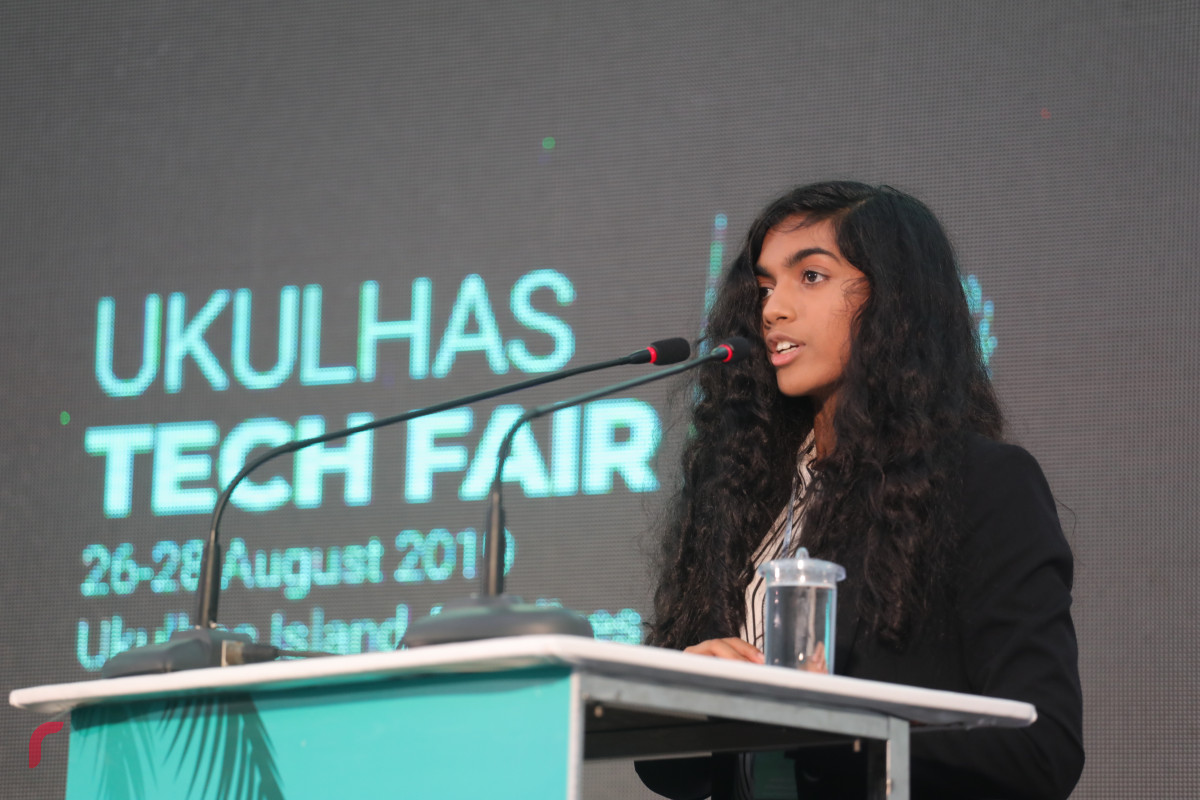 29 އޯގަސްޓް 2019/ އއ.އުކުޅަސް --އުކުޅަސް ޓެކް ފެއަރ ނިންމުމުގެ ޖަލްސާގެ ތެރެއިން، ޕްރޮފެސަރ އުގެއިލްގެ ދަރިކަނބަލުން ނީނާ އުގެއިލް ވާހަކަދައްކަވަނީ-- ފޮޓޯ: ޝުއައިބް މުހައްމަދު