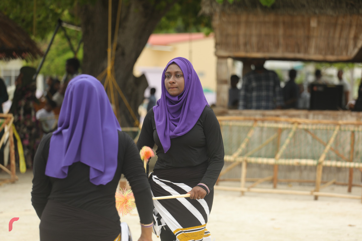 12 އޯގަސްޓް 2019/ ހއ.ހޯރަފުށި --ހޯރަފުށީގައި ކުރިޔަށް ގެންދެވުން އަންހެންވެރިންގެ ދަފި ނެގުމުގެ ހަރަކާތުގެ ތެރެއިން. މި ހަރަކާތުގައި ވަނީ ހޯރަފުށީގެ ތާރީހު ދައްކުވައިދޭ ތަމްސީލެއްގެ އިތުރުން ސަގާފީ ހަރަކާތްތަކެއް ކުރިޔަށް ގެންގޮއްސައި-- ފޮޓޯ: ޝުއައިބް މުހައްމަދު