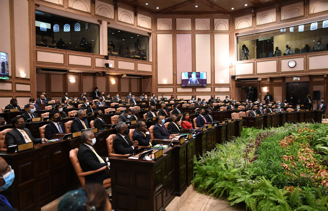 ދައުރުގައި ފާސްކުރުމަށް ހުރި މަސައްކަތްތައް ގިނަކަމުން އެ މަސައްކަތްތައް ނިންމެވުމަށް ރޭގަނޑު ވެސް ޖަލްސާތައް ބާއްވަނީ