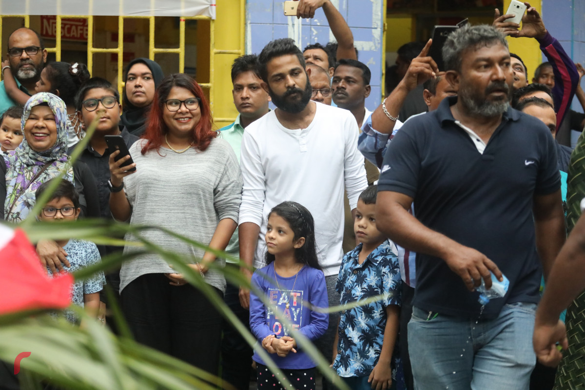 04 ޖޫން 2019 --މާލޭގައި މާލި ނެރުމުގެ ހަރަކާތުގެ ތެރެއިން، މި ހަރަކާތް ބަލާލުމަށް ގިނަ އަދަދެއްގެ މީހުން ވަނީ ޖަމާވެފައި-- ފޮޓޯ: ޝުއައިބް މުހައްމަދު