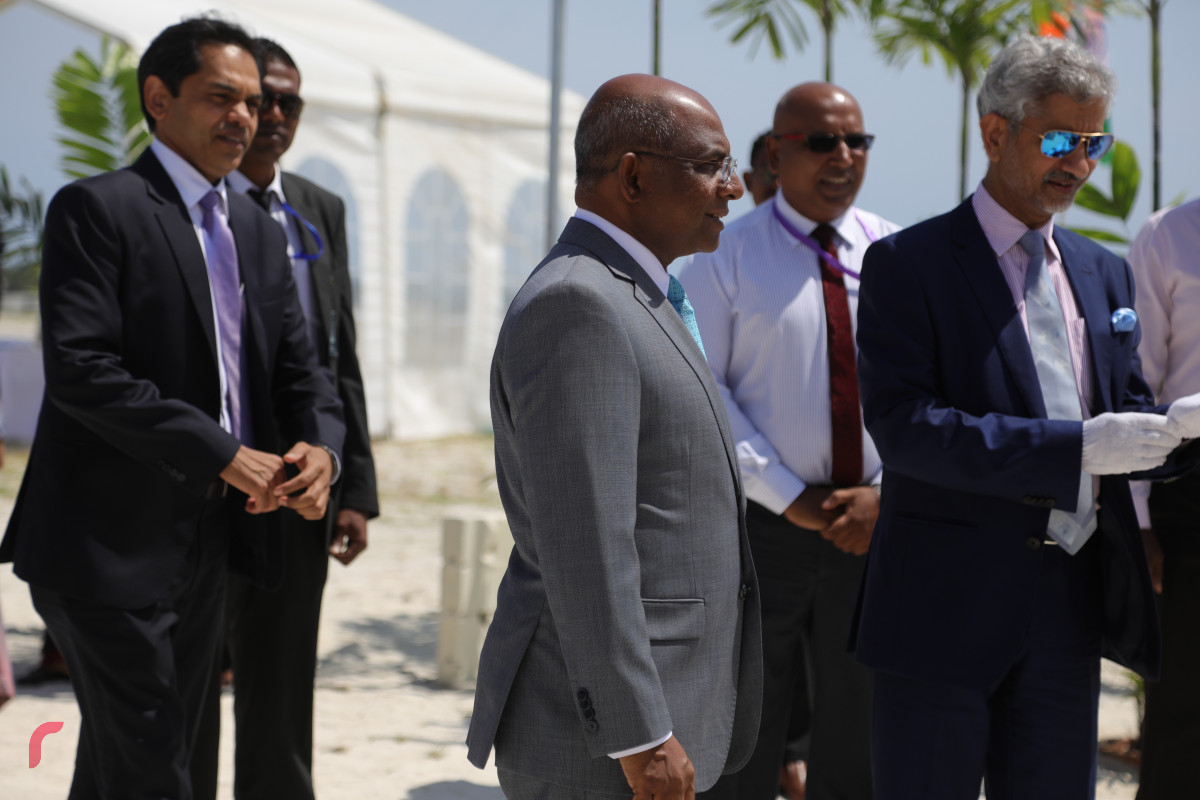 04 ސެޕްޓެމްބަރ 2019، ހުޅުމާލެ، ހުޅުމާލެ ފޭސް 2ގައި އިމާރާތްކުރަން ހަމަޖެހިފައިވާ އިންޑިއާ އެމްބަސީގެ އާ އިމާރާތުގެ ބިންގާ އެޅުމުގެ ރަސްމިއްޔާތުގެ ތެރެއިން އިންޑިއާގެ އެކްސްޓާނަލް އެފެއާޒް މިނިސްޓަރު ޑރ. ސުބްރަމާނިއަމް ޖައިޝަންކަރު އަދި އެޗްޑީސީގެ އެމްޑީ ސުހެއިލް އަހުމަދު އަދި ފޮރިން މިނިސްޓަރ އަބްދުﷲ ޝާހިދު--ފޮޓޯ: ޝުއައިބް މުހައްމަދު