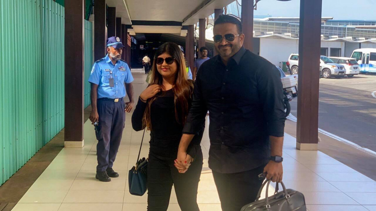 އަދީބު ބޭސްފަރުވާއަށް ފުރާވަޑައިގެންނެވިއިރުގެ ފޮޓޯއެއް