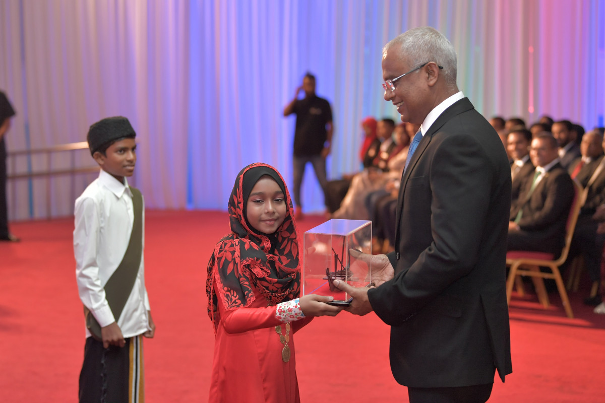 9 ޖުލައި 2019 --އޭލެވެލް ޓޮޕް އެޗީވާސް އެވޯޑް ދިނުމަށް ބޭއްވި ޖަލްސާ ޝަރަފްވެރިކޮށްދެއްވީ ރައީސުލްޖުމްހޫރިއްޔާ އިބްރާހިމް މުހައްމަދު ސާލިހް--ފޮޓޯ: ރައީސް އޮފީސް