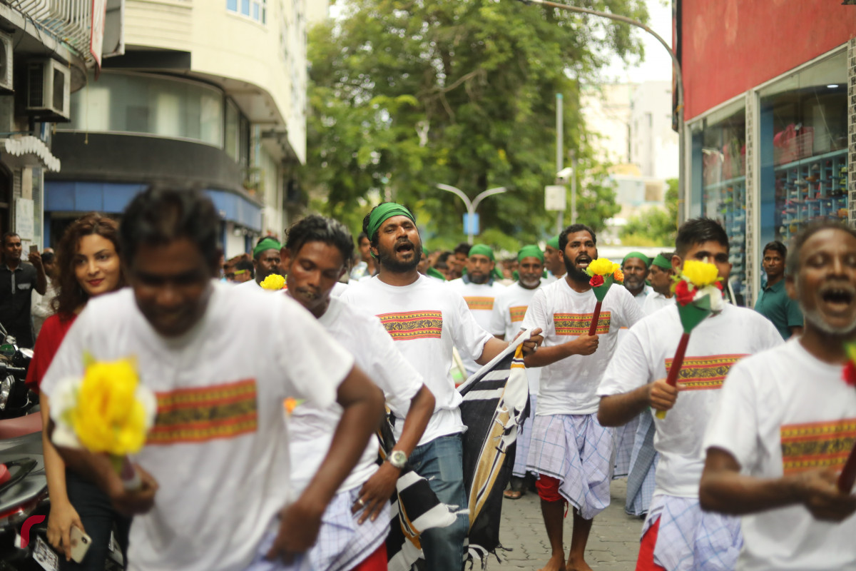 04 ޖޫން 2019 --މާލޭގައި މާލި ނެރުމުގެ ހަރަކާތުގެ ތެރެއިން، މި ހަރަކާތް ބަލާލުމަށް ގިނަ އަދަދެއްގެ މީހުން ވަނީ ޖަމާވެފައި-- ފޮޓޯ: ޝުއައިބް މުހައްމަދު