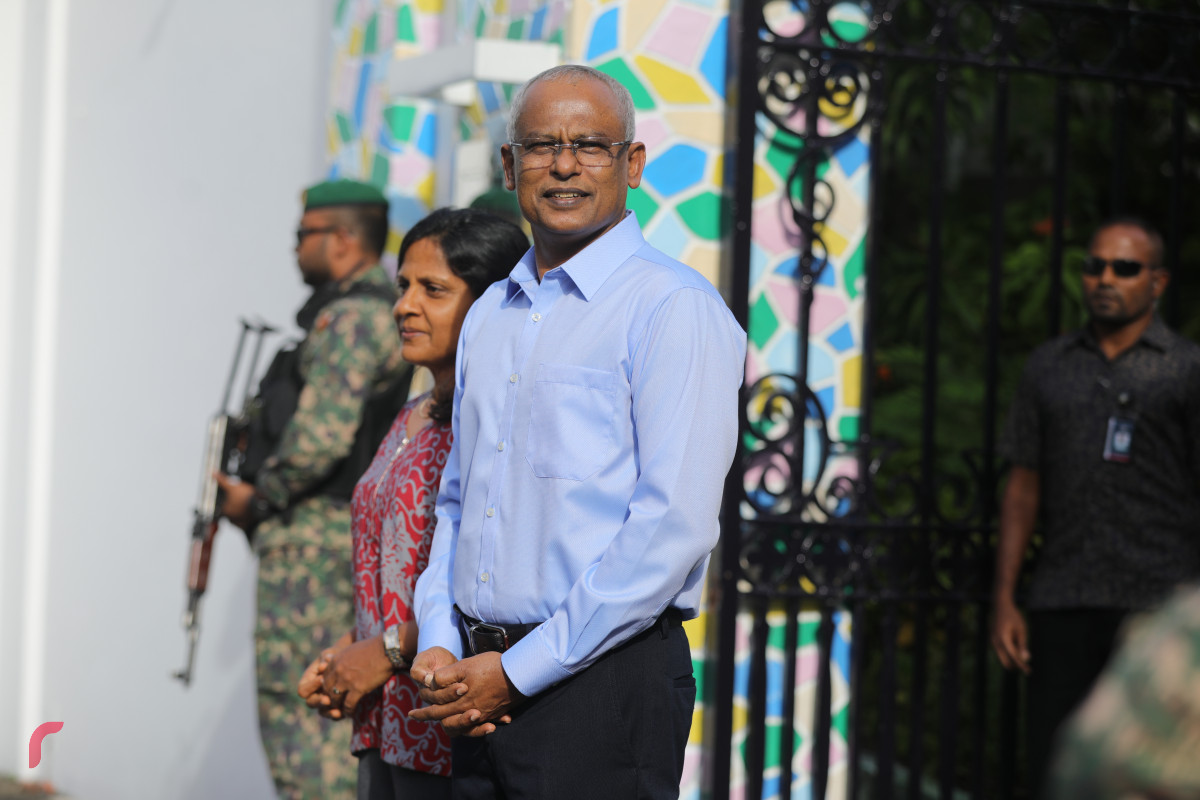 27 ޖުލައި 2019 --މިނިވަން ދުވަހުގެ ރަސްމީ ހިނގާލުމުގެ ތެރެއިން، ރައީސުލް ޖުމްހޫރިއްޔާ އިބްރާހިމް މުހައްމަދު ސާލިހް އާއި އަނބިކަނބަލުން ފަޒްނާ އަހްމަދު ޕެރޭޑް ބައްލަވައިލަނީ-- ފޮޓޯ: ޝުއައިބް މުހައްމަދު