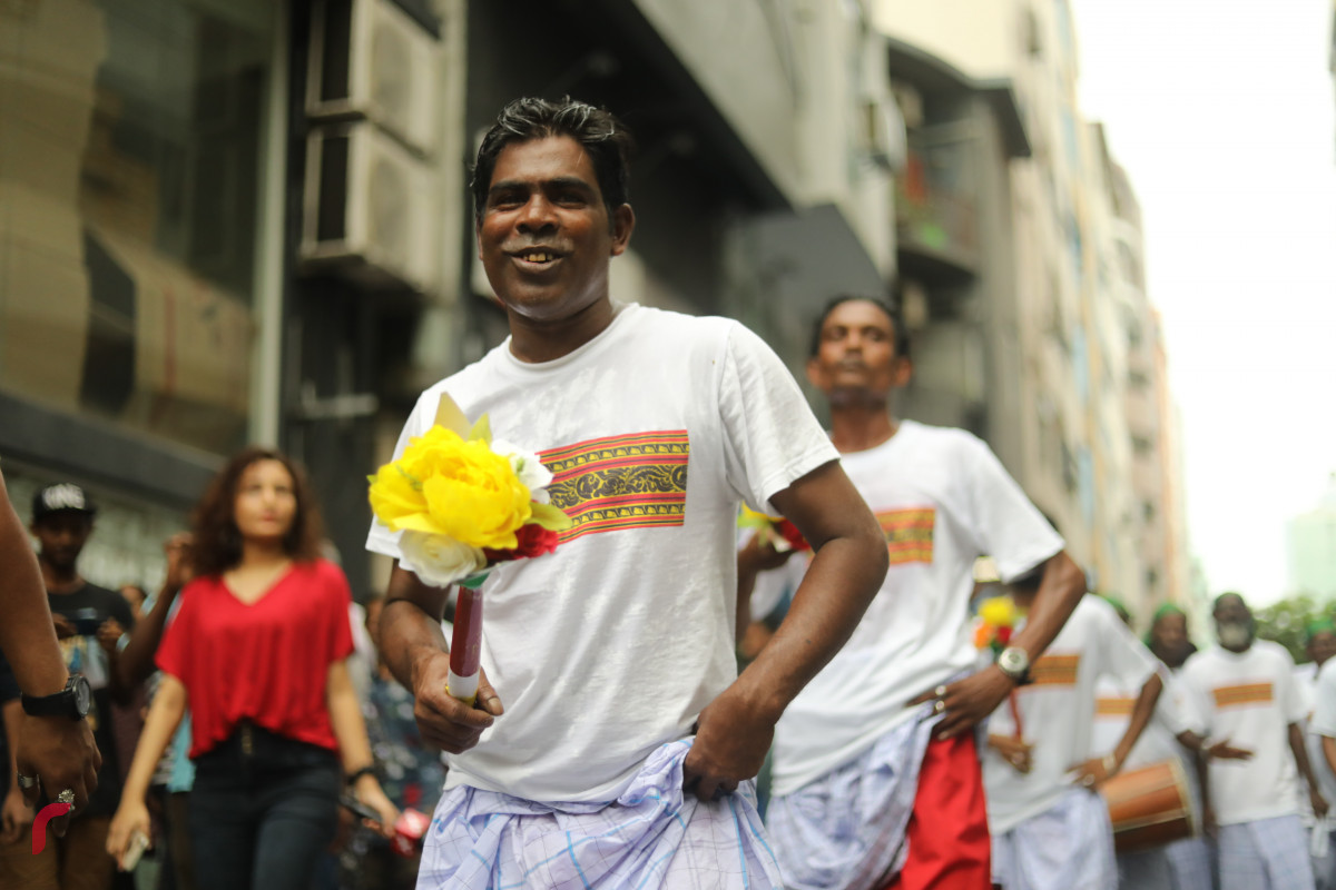 04 ޖޫން 2019 --މާލޭގައި މާލި ނެރުމުގެ ހަރަކާތުގެ ތެރެއިން، މި ހަރަކާތް ބަލާލުމަށް ގިނަ އަދަދެއްގެ މީހުން ވަނީ ޖަމާވެފައި-- ފޮޓޯ: ޝުއައިބް މުހައްމަދު