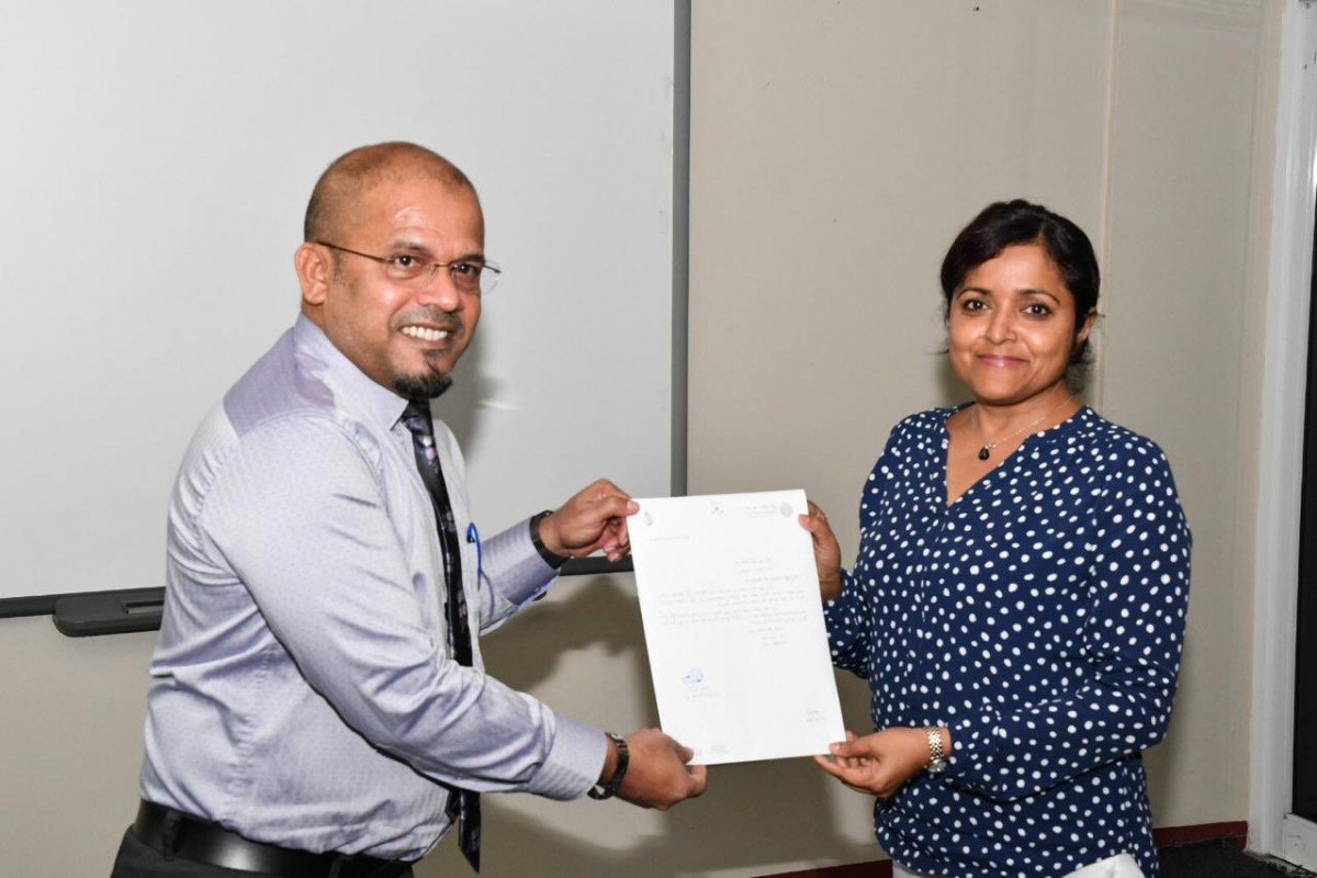 އެމްއާރުއެމް އުފެއްދުމުގެ ހުއްދަ މިނިސްޓަރ ޔުމްނާ މައުމޫނާ ހަވާލުކުރަނީ