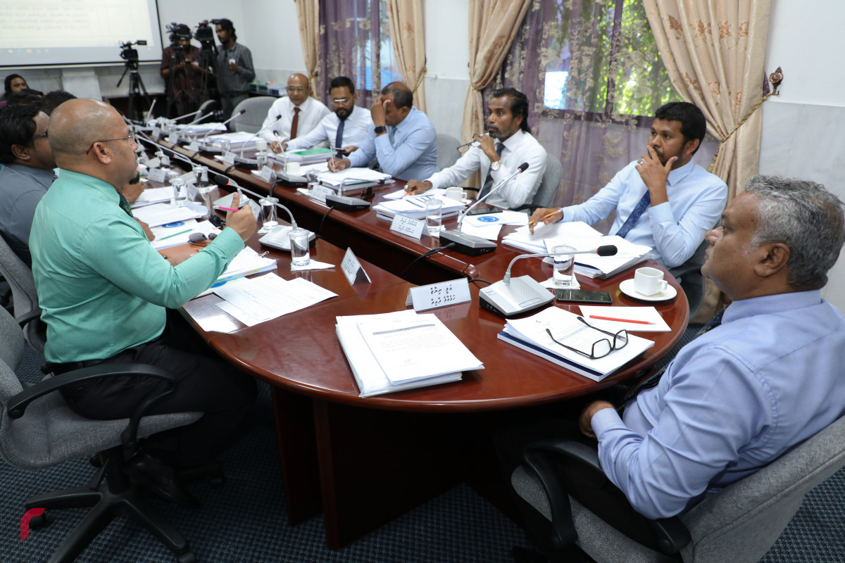 ލާމަރުކަޒީ ކޮމެޓީގެ ބައްދަލުވުމެއްގައި އިލެކްޝަންސް ކޮމިޝަނުގެ މެމްބަރުން