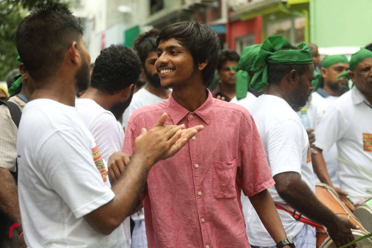 04 ޖޫން 2019 --މާލޭގައި މާލި ނެރުމުގެ ހަރަކާތުގެ ތެރެއިން، މި ހަރަކާތް ބަލާލުމަށް ގިނަ އަދަދެއްގެ މީހުން ވަނީ ޖަމާވެފައި-- ފޮޓޯ: ޝުއައިބް މުހައްމަދު