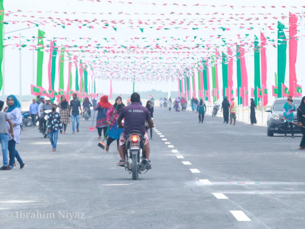 ހޯރަފުށި އެއަރޕޯޓް ހުޅުވެންވާއިރަށް ކުރިއަށްގެންދާ ސާފްކުރުމާއި ޒީނަތްތެރި ކުރުމުގެ ޕްރޮގްރާމުގެ ތެރެއިން - ފޮޓޯ: އިބްރާހިމް ނިޔާޒް