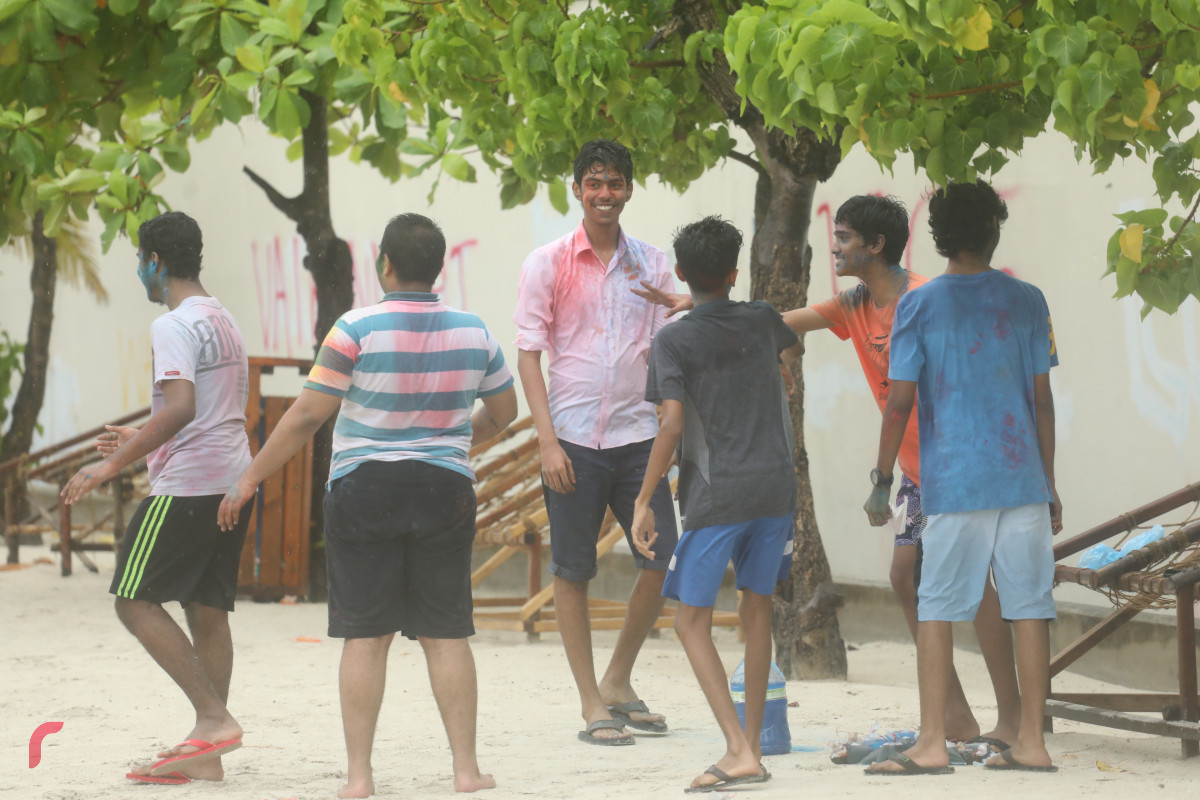 04 ޖޫން 2019 -- ރަސްފަންނު ސަރަހައްދުގައި މީހުން ފެންކުޅި ކުޅުމާއި މޫދަށް އެރުމުގައި-- ފޮޓޯ: ޝުއައިބް މުހައްމަދު