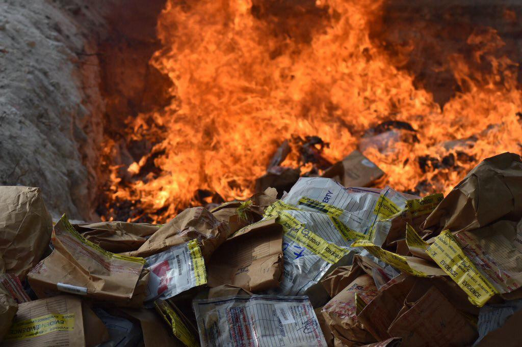 ފުުލުހުން މަސްތުވާތަކެތި ނައްތާލަނީ