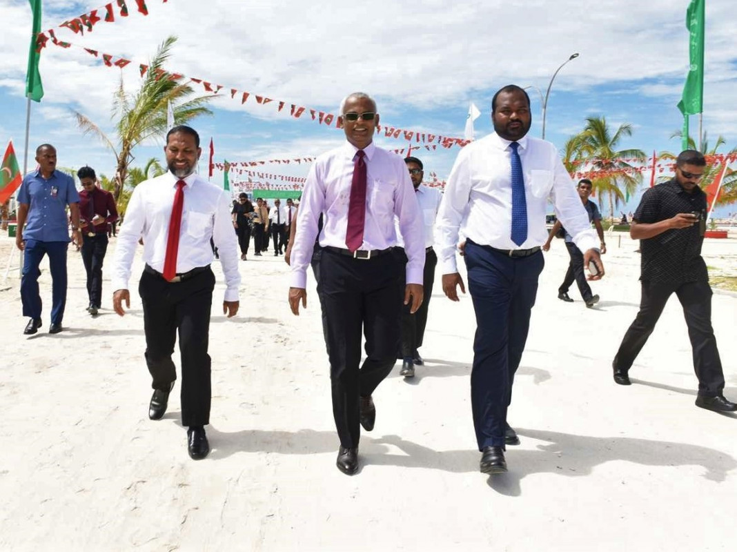 ޓުއަރިޒަމް މިނިސްޓަރ އަލީވަހީދު (ކ) ރައީސް ސޯލިހު (މ) އަދި ހޯމް މިނިސްޓަރ އިމްރާން އަބްދުﷲ (ވ)