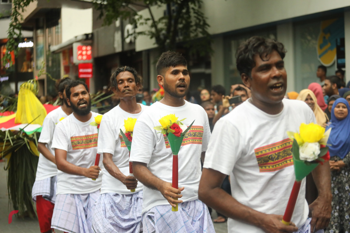 04 ޖޫން 2019 --މާލޭގައި މާލި ނެރުމުގެ ހަރަކާތުގެ ތެރެއިން، މި ހަރަކާތް ބަލާލުމަށް ގިނަ އަދަދެއްގެ މީހުން ވަނީ ޖަމާވެފައި-- ފޮޓޯ: ޝުއައިބް މުހައްމަދު