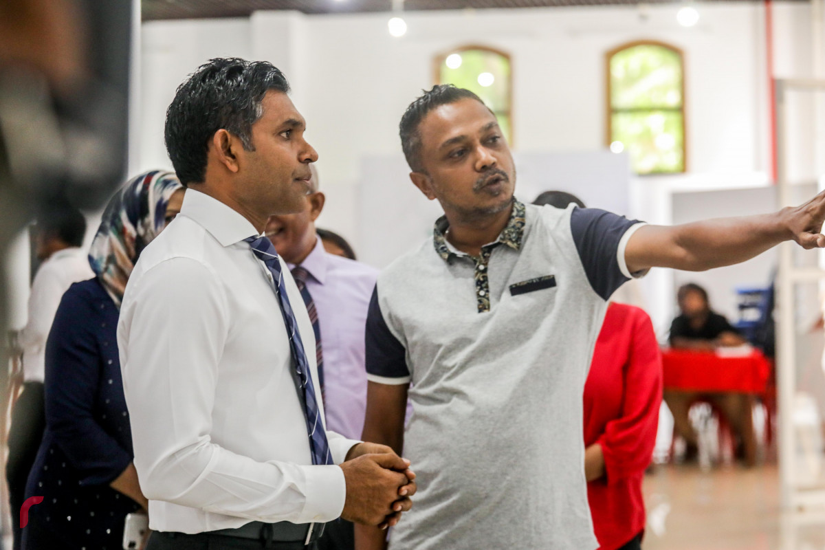 07 އޯގަސްޓް 2019 --"އަންވެއިލިންގް ވިޝަން" މައިރަޒުގައި ބަހައްޓާފައިވާ ފޮޓޯތައް ނައިބު ރައީސް ފައިސަލް ނަސީމް ބައްލަވައިލަނީ-- ފޮޓޯ: ޝުއައިބް މުހައްމަދު