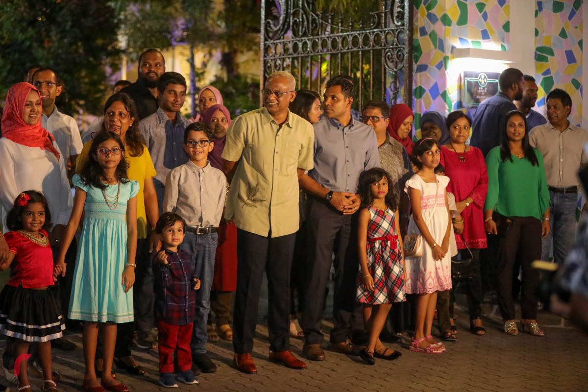 27 ޖުލައި 2019 --މިނިވަން ދުވަހުގެ ފުޅަނދުބުރުގެ ތެރެއިން، ރައީސްއާއި ވަޒީރުން ފުޅަނދުބުރު ބައްލަވައިލަނީ-- ފޮޓޯ: ޝުއައިބް މުހައްމަ