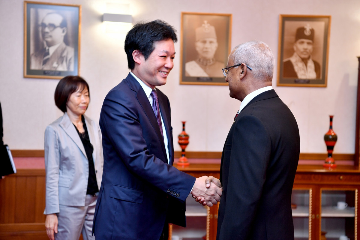 ޖަޕާނުގެ ބޮޑުވަޒީރުގެ ޚާއްޞަ މުޝީރު ރައީސްގެ އަރިހަށް އިޙްތިރާމުގެ ޒިޔާރަތެއް ކުރައްވުން