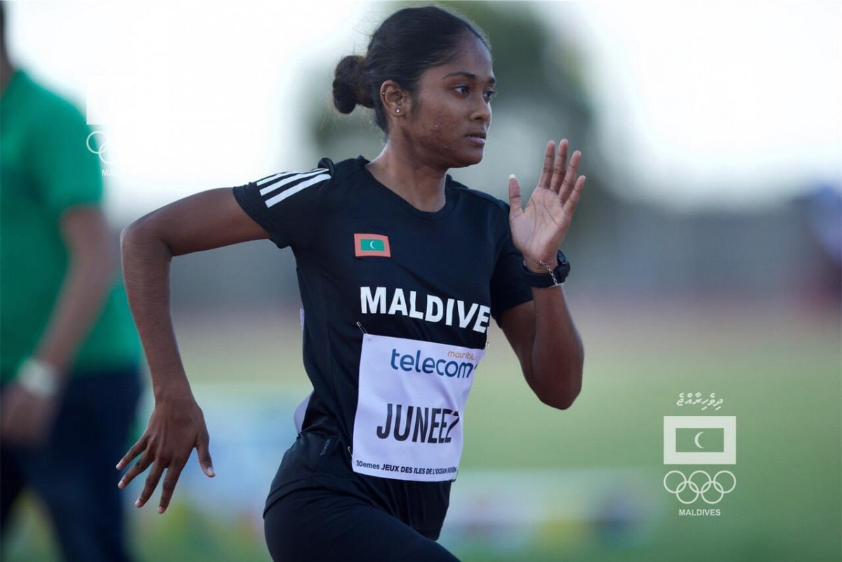 އައިމިނަތު ޖައިޝާ ޖުނީޒް ކުރިން ރޭހެއްގައި ދުވަނީ