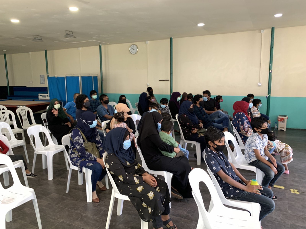 ރަށް ރަށަށް ކަރަންޓީނަށް ދާ މީހުންގެ އެންޓި ބޮޑީ ޓެސްޓު ހެދުން ސޯޝަލް ސެންޓަރުގައި ކުރިއަށްދަނީ - ކަރަންޓީންކޮށްފައި ތިބޭ މީހުންގެ ހާލު މަދުވެގެން ދުވާލަކު އެއްފަހަރު ބެލުމަށް ރަށްރަށުގެ ސިއްހީ ހިދުމަތް ދޭ ތަންތަނުގެ ޒިންމާތަކުގެ ތެރޭގައި ވަނީ ހިމަނާފައި- ފޮޓޯ: ރާއްޖެއެމްވީ