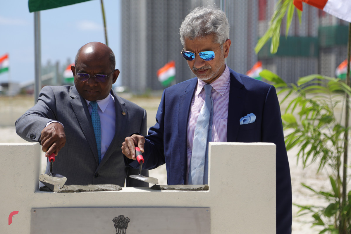 04 ސެޕްޓެމްބަރ 2019، ހުޅުމާލެ، ހުޅުމާލެ ފޭސް 2ގައި އިމާރާތްކުރަން ހަމަޖެހިފައިވާ އިންޑިއާ އެމްބަސީގެ އާ އިމާރާތުގެ ބިންގާ އެޅުމުގެ ރަސްމިއްޔާތުގެ ތެރެއިން އިންޑިއާގެ އެކްސްޓާނަލް އެފެއާޒް މިނިސްޓަރު ޑރ. ސުބްރަމާނިއަމް ޖައިޝަންކަރު އަދި ފޮރިން މިނިސްޓަރ އަބްދުﷲ ޝާހިދު ބިންގާ އަޅުއްވައިދެއްވަނީ--ފޮޓޯ: ޝުއައިބް މުހައްމަދު