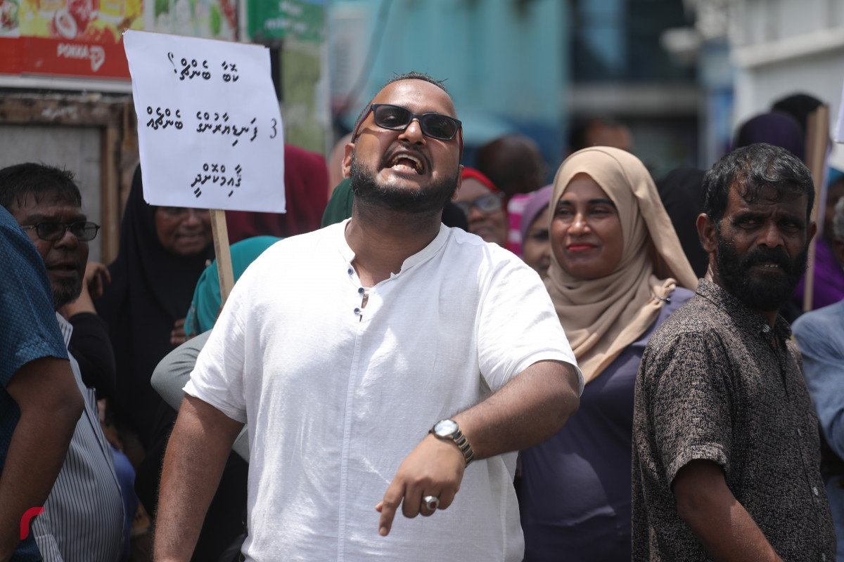 04 އޯގަސްޓް 2019 --ރައީސް ޔާމިން ޝަރީއަތް ކުރިޔަށްދިޔަ ކްރިމިންލް ކޯޓު ކައިރިޔަށް އެއްވެ ތިބި ސަޕޯޓަރުން އަޑުއުފުލަނީ-- ފޮޓޯ: ޝުއައިބް މުހައްމަދު