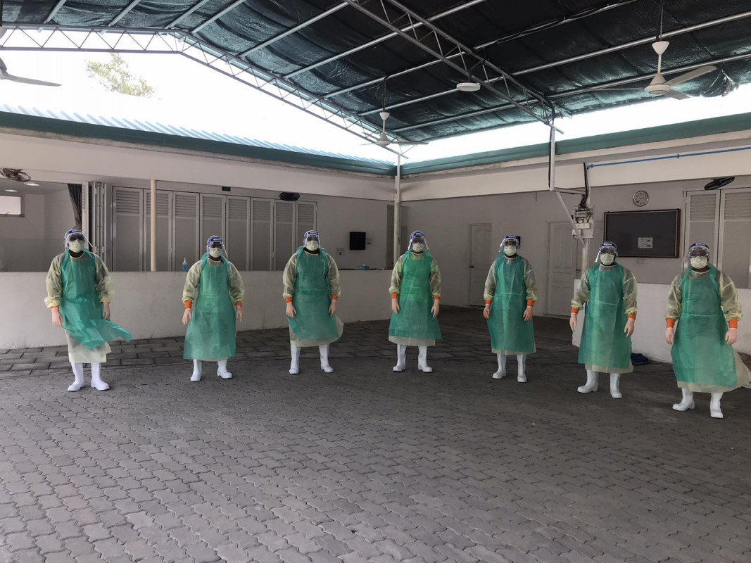 ކޮވިޑް19 ޖެހިގެން މަރުވި ފުރަތަމަ ބިދޭސީ މީހާގެ ޖަނާޒާގެ ކަންތަކުގައި ހަރަކާތްތެރިވި ސިފައިންގެ ޖަމާއަތްތެރިން - މި ބިދޭސީ މީހާ ހިނެވުމުގައި އާއި ކަފުންކުރުމުގައި ހަރަކާތްތެރިވީ ސިފައިންގެ ފިރިހެން ޖަމާއަތްތެރިން -- ފޮޓޯ: އެމްއެންޑީއެފް