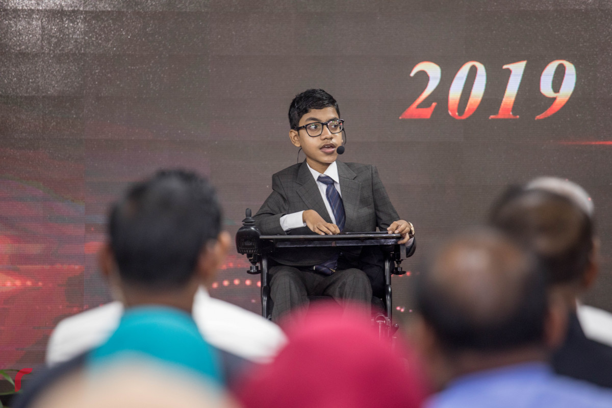 8 ޖުލައި 2019 --ރިވެލި އެވޯޑު ދިނުމަށް ބޭއްވި ހަފްލާގެ ތެރެއިން. އެވޯޑް ލިބުން ކުއްޖެއް ޖަލްސާގައި  ވާހަކަ ދައްކަވަނީ-- ފޮޓޯ: ޝުއައިބް މުހައްމަދު